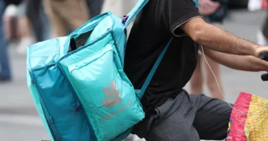Presentan una denuncia en Francia contra Uber Eats y Deliveroo por trata de seres humanos