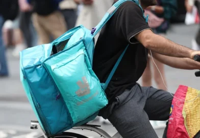 Presentan una denuncia en Francia contra Uber Eats y Deliveroo por trata de seres humanos