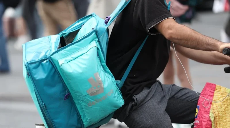 Presentan una denuncia en Francia contra Uber Eats y Deliveroo por trata de seres humanos