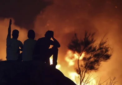 Un incendio de unas 1.000 hectáreas sigue activo en Portugal a 20 kilómetros de España