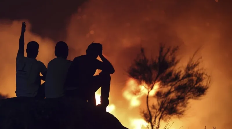 Un incendio de unas 1.000 hectáreas sigue activo en Portugal a 20 kilómetros de España